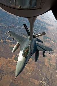 F 16 falcon petrol stations kc 135 stratotanker
