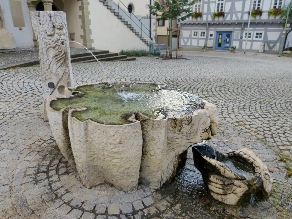 Monument drink wet