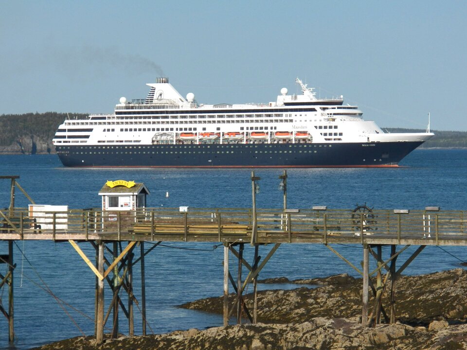 Ships tourists tour