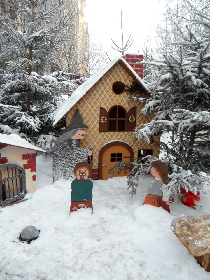 Snowy hansel and gretel the witch