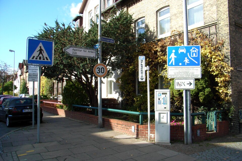Keeps traffic traffic signs