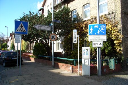 Keeps traffic traffic signs
