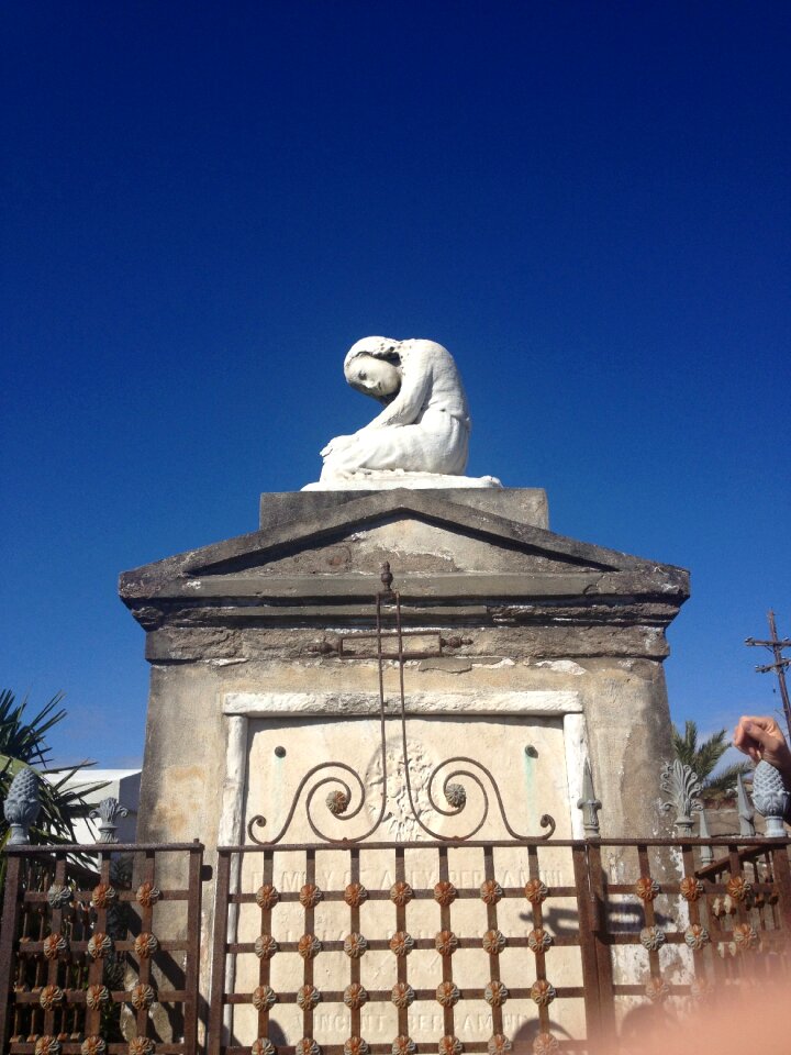 Statue memorial monument