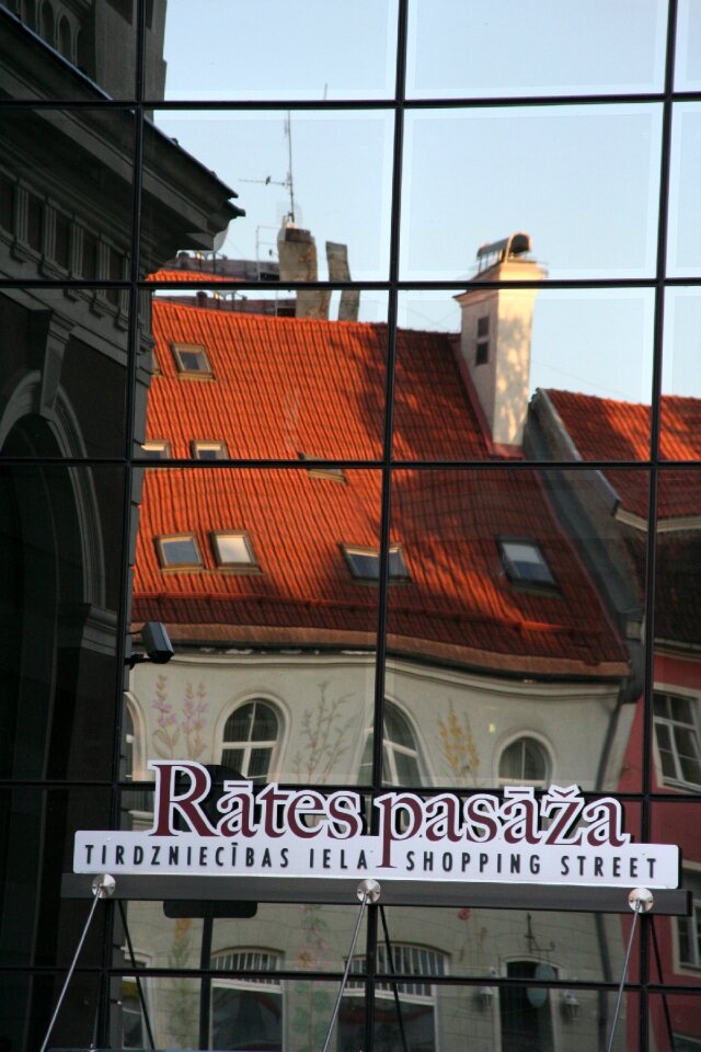 Building mirroring glass