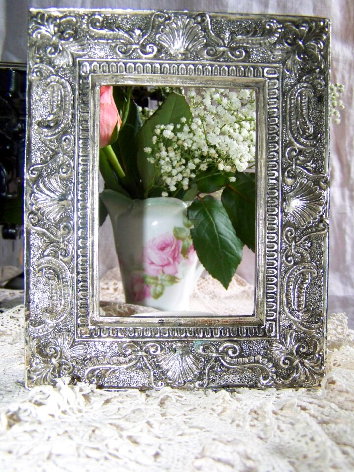 Picture frame silver vibrating