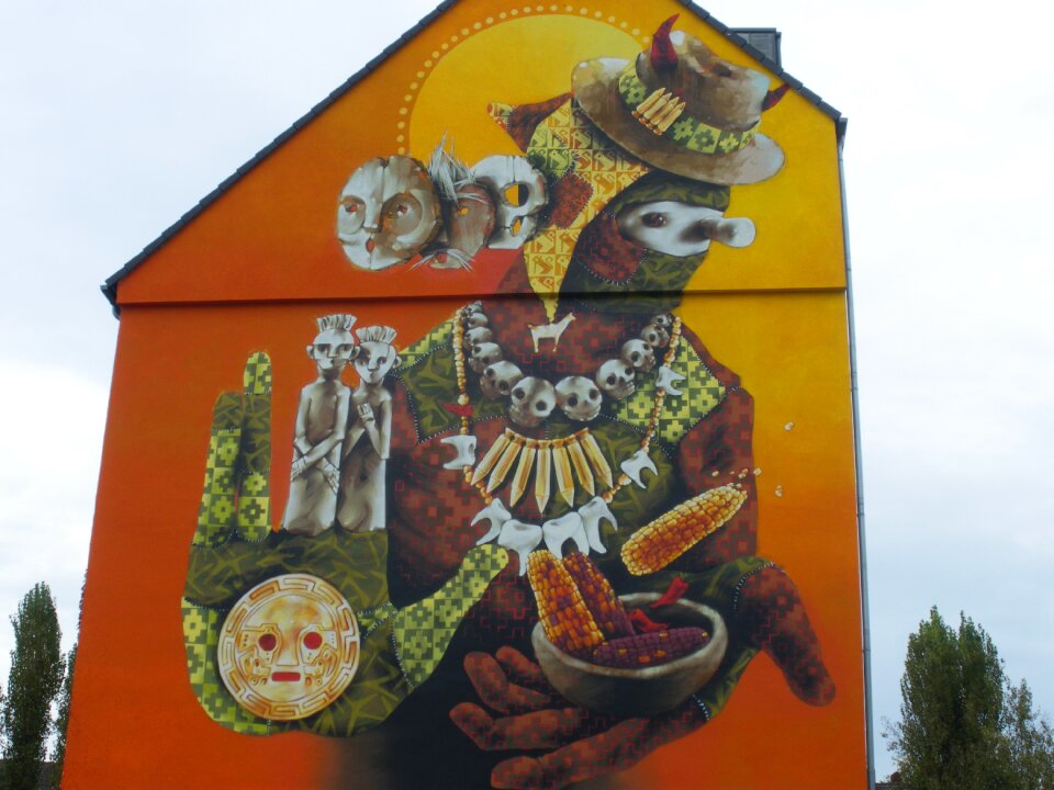 Hauswand facade paint art