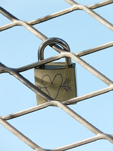 Love padlock engraving photo
