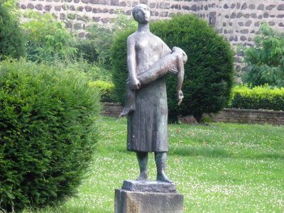 Mother mourning sculpture