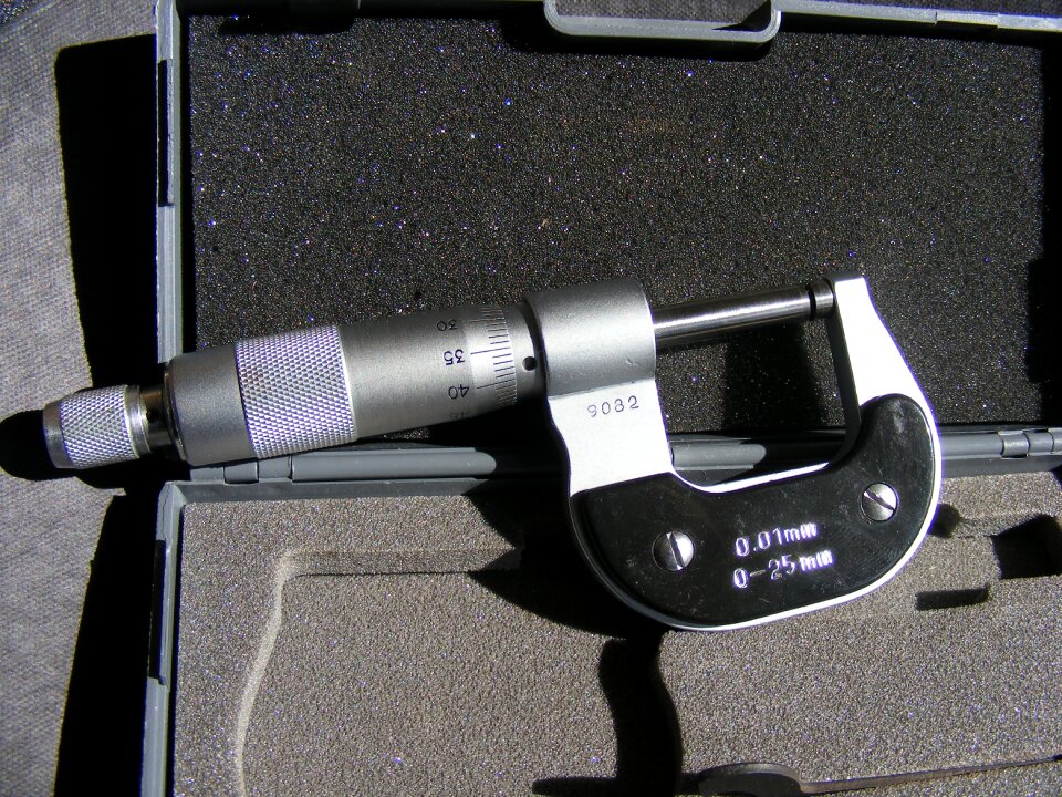 Micrometer precision screw
