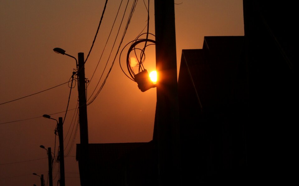 Silhouette wire dark