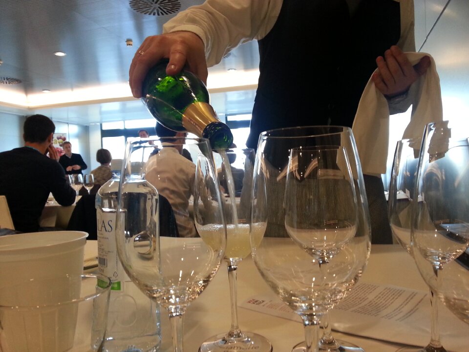 Drinks tasting sommelier