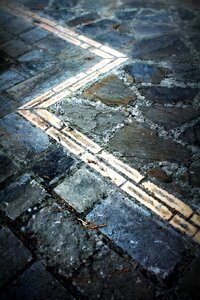 Zigzag lightning stones
