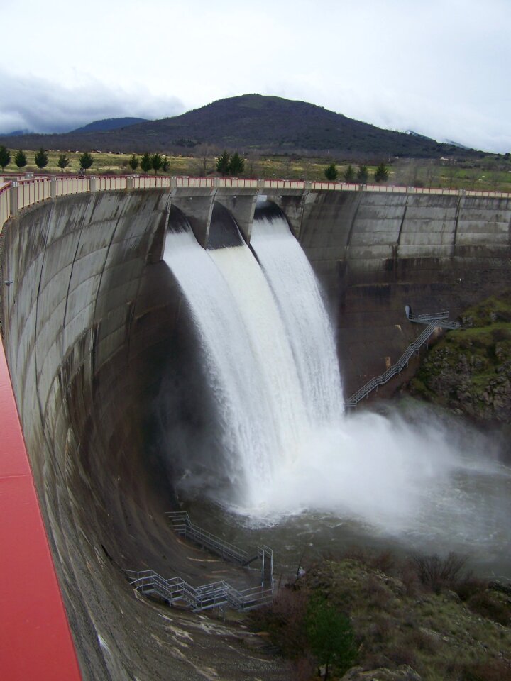Spillway water avenue