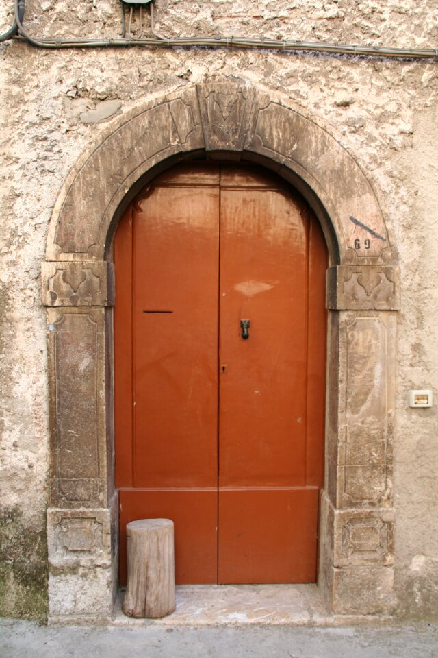 Entrance stone arch lintel