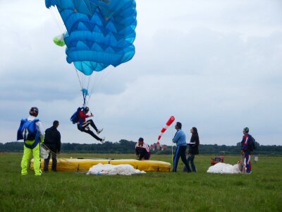 Parachutes competition go to