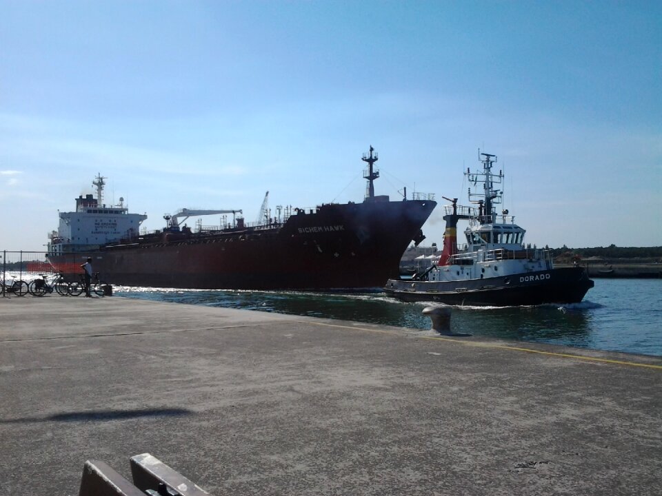 Port coast ships