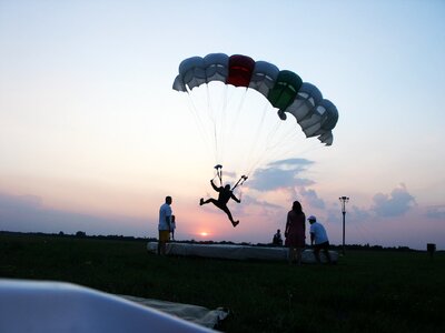 Parachute setting sun na setting sun photo