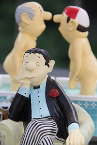 Figures loriot in the chair