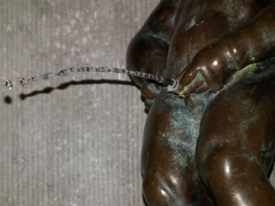 Manneken pis water belgium