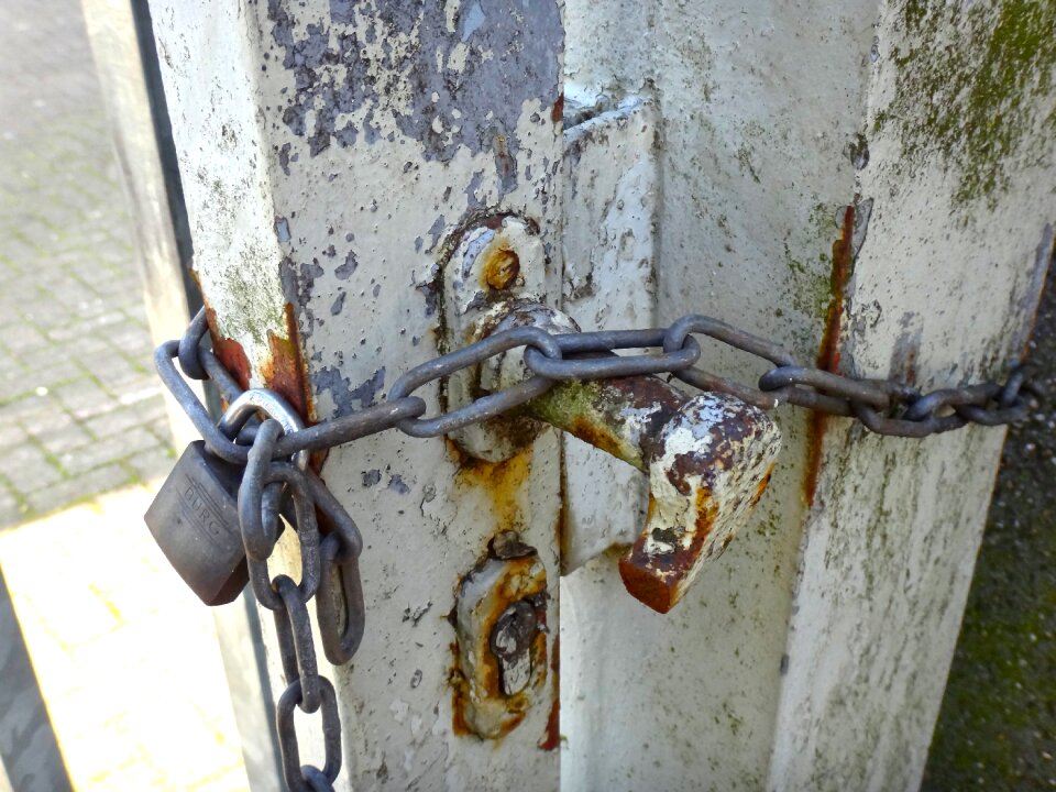 Chain close metal gate