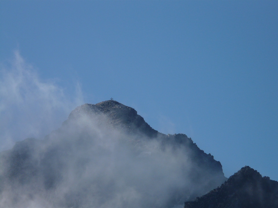 Mountain summit clouds even