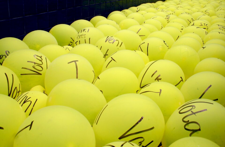 Balloons yellow group