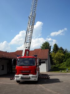 Turntable ladder head vehicle
