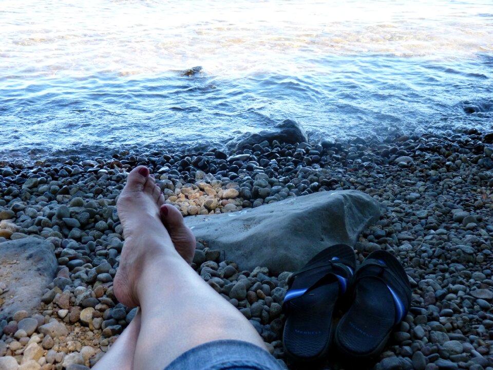 Shore waves cooling the feet