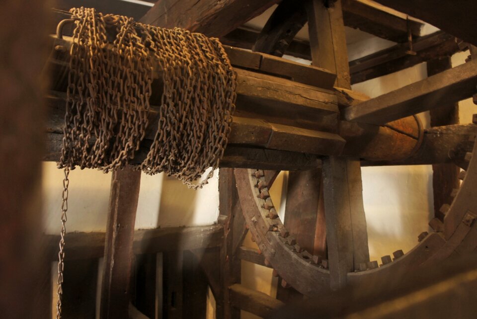 Winch wood iron chain