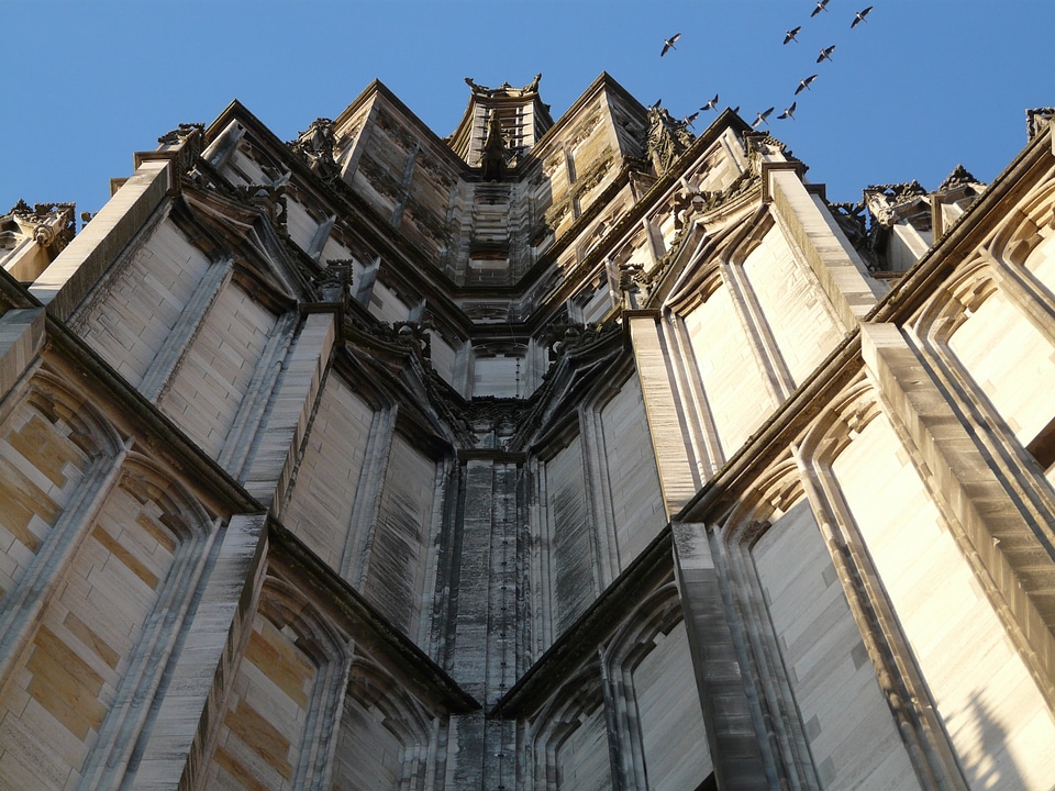 Fly over formation dom