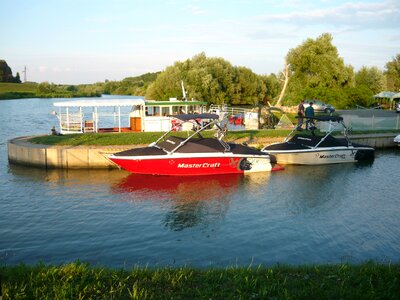 Black round boat red photo