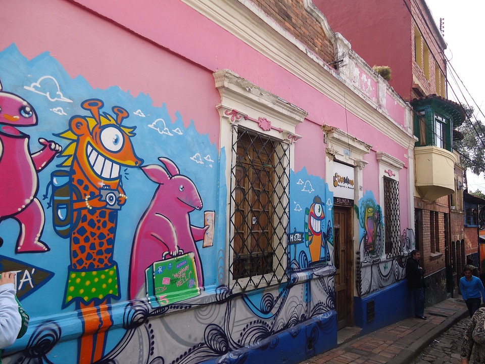 Quevedo jet graffiti wall