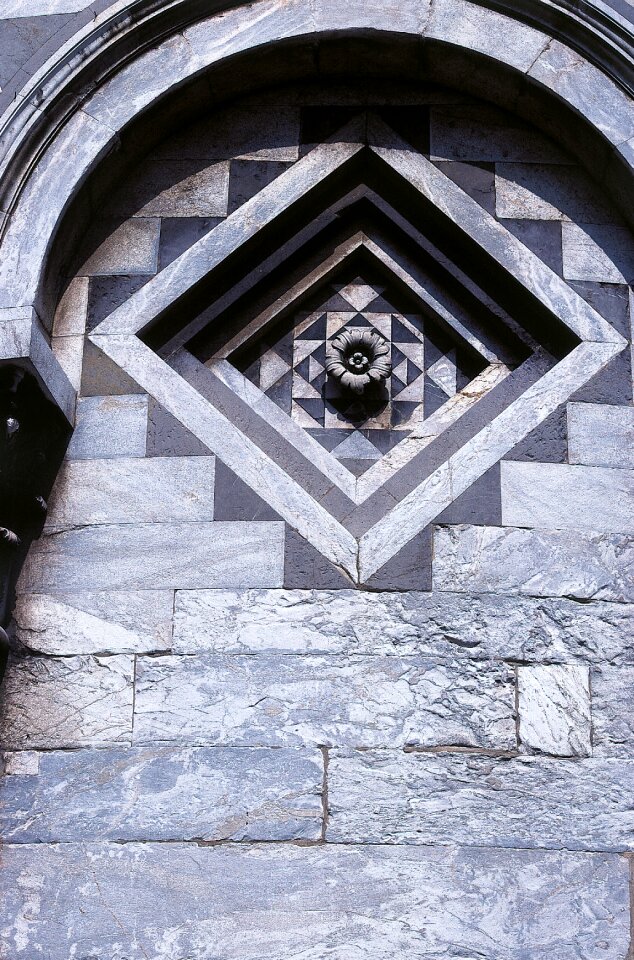 Square rosette leaning tower