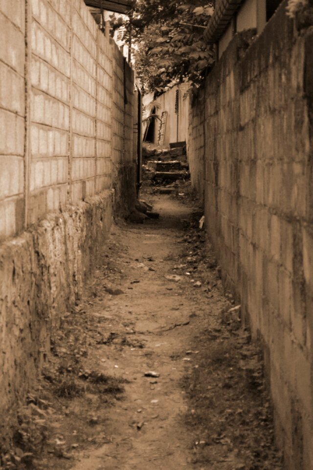 Alleyway gap wall