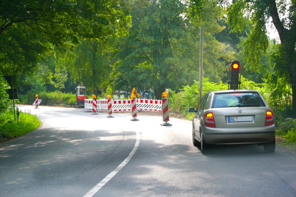 Red traffic lights site brake lights