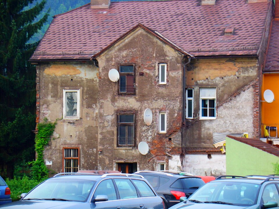 Decay building wall