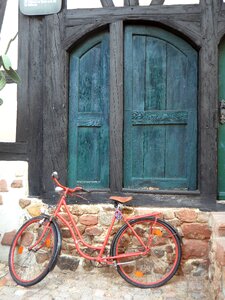Ajar waiting alley