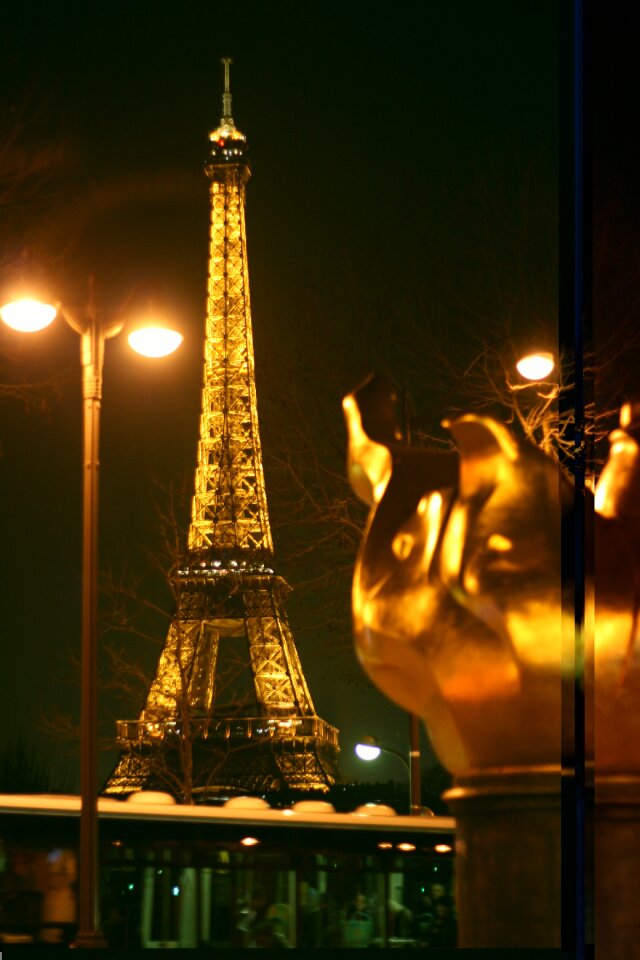City building the eiffel tower