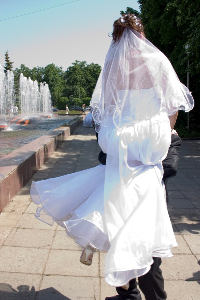 The groom on hands fountain