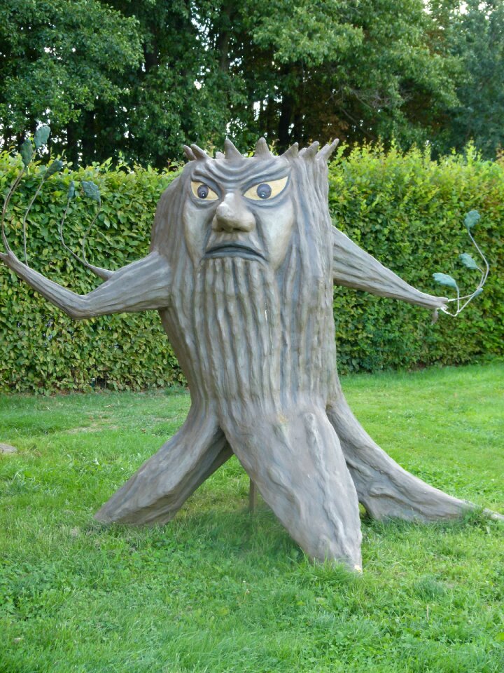 Figure tree carving