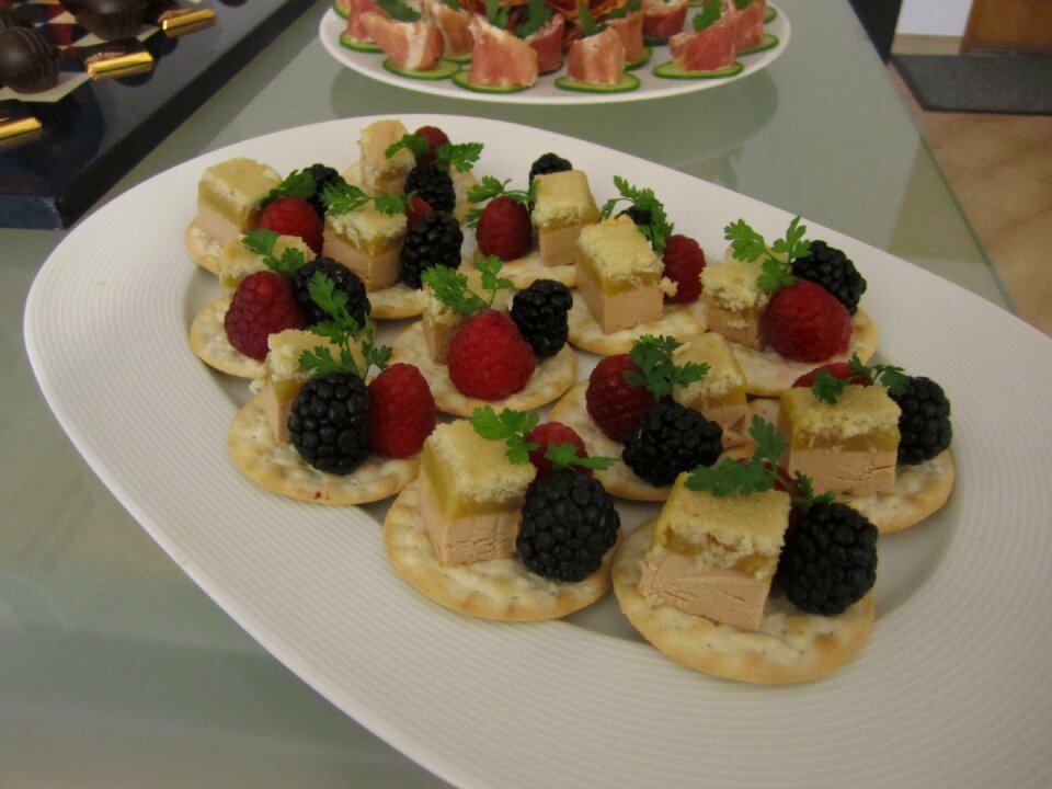 Plate specialty cracker