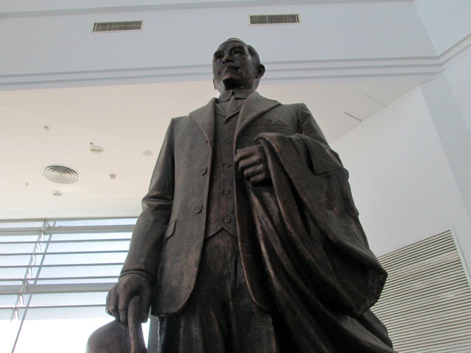 Museum sun yat sen sculpture