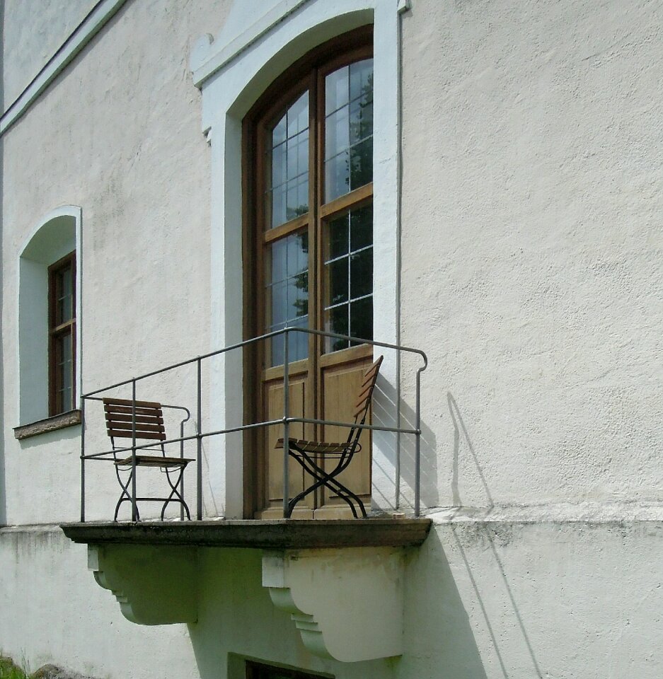 Building wall door
