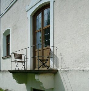 Building wall door