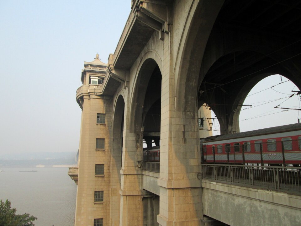 Wuhan yangtze river bridge building the yangtze river