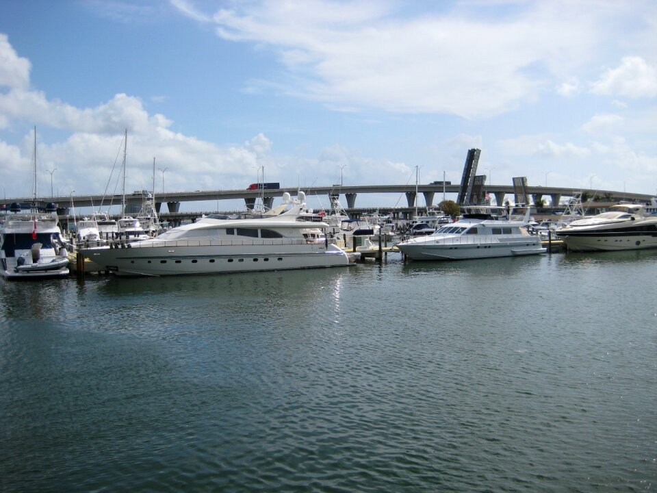 Sun port sea