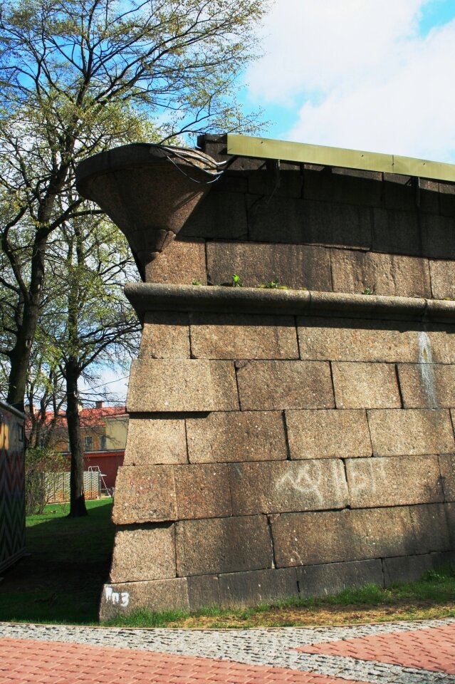 Grey corner parapet