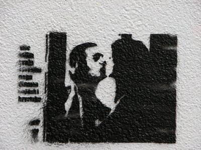 Kiss couple wall