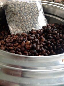 Roast coffee and unroasted beans home roasting coffee beans in silver bowl photo