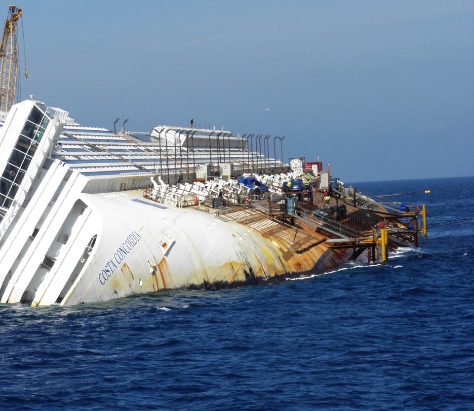 Italy il giglio costa concordia